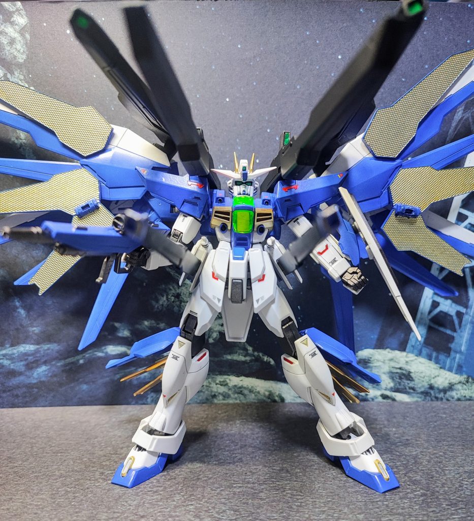 【作品について】組み合わせてみたかった二体を無理やりニコイチにしてみました。初のミキシングでしたが、塗装含めとりあえずは満足です!ダブルエックスの腕・脚が短かったので、基本スタイルはフリーダムを踏襲しようと思いましたが、サテライトキャノンに必要な部分を抜粋していったら割とダブルエックス要素の強い機体になりました。製作過程で一番大きかったのがアクリジョンから水性ホビーカラーに変えたこと、なんか色々気を使っていた部分がこれに変えて解消された気がします(笑)一番気にしていた匂いもあまり感じず、本格的に切り替えていこうかなと思います。こちらの機体についてコメントいただけますと幸いです!