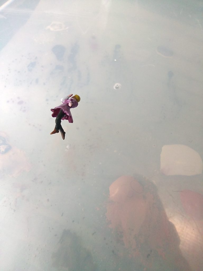 上着の裾にフワッと感が欲しかったので、中のディテールの間に空間を設けました😳