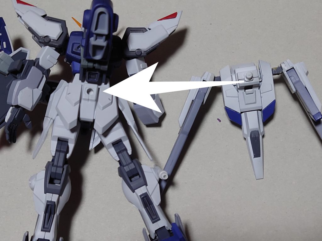 コアファイターは腰の穴に接続。