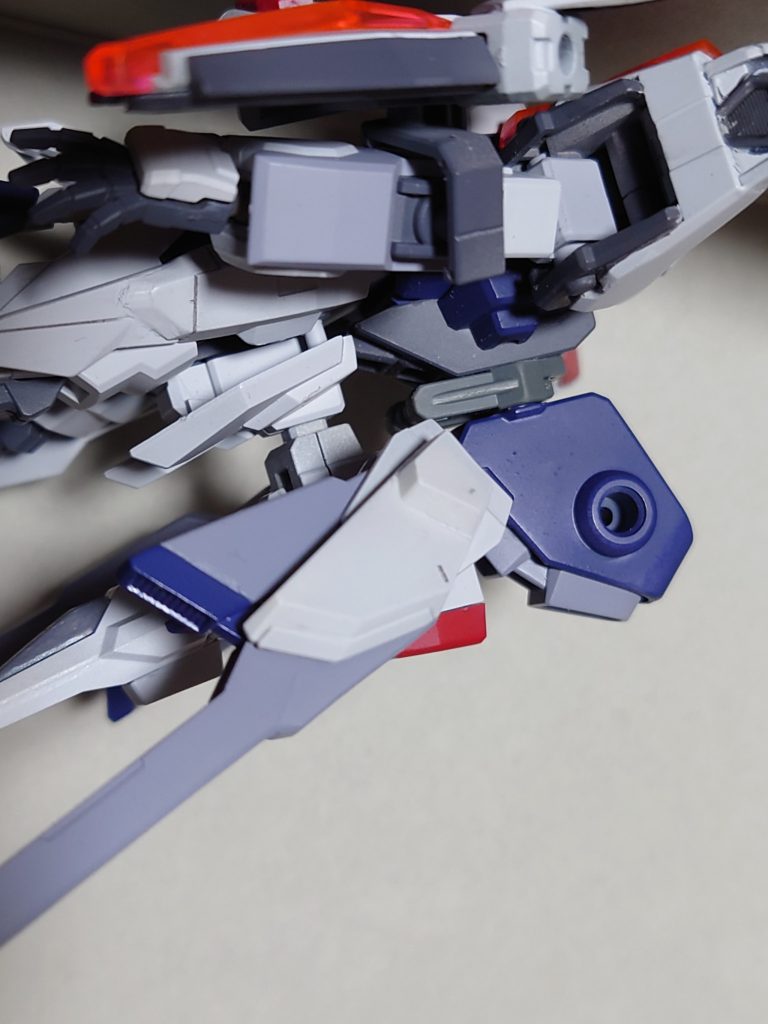 ストライクフリーダムのバックパックはキット付属のスペーサーパーツを挟んで接続しています。