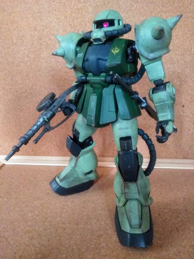 以前投稿の｢ジム｣で味を占めて・・・　　　　　もぅ このクダリはいらないですね👋😞　　　　　　　そんな感じで｢本棚の守護神 ザク Ⅱ 型                  ver,1.0｣をリビルドしてみました😋　　　　　　 (何時までやるんだ！😈)　　　　　　　　　　　　　　　　　　　　　　　この子の発売は 1995 年発売となっております🤔                                                                           と、云うことは 28さ・・・　　　　　　　　　　　　この流れもイランな😤