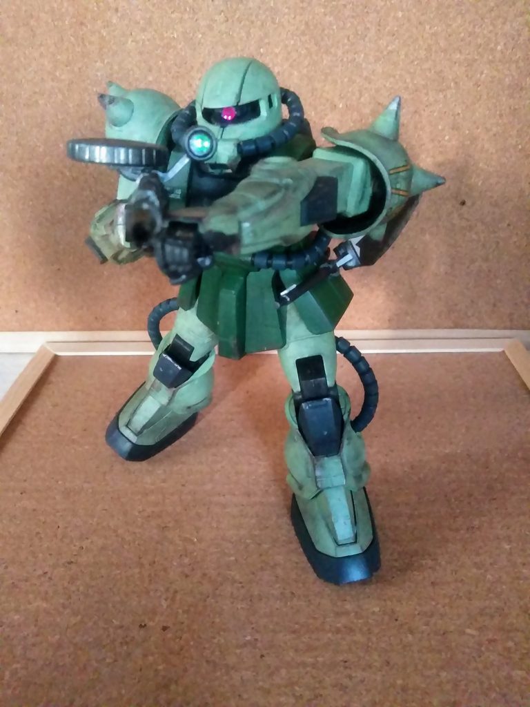 特にモチーフとかは無いのですが、何時も通りに｢蛇足作業｣を実行です😤　　　　　　　　　　　　こういう部隊にアリガチな補給が滞り中😭　　　だけど シールドを破損破棄したので　　　　　　　　　｢他の廃棄機体から貰い受けたショルダースパイク｣　　　　　　　　　　　　　　　　　　　　この様なシチュでは お約束の お手製武装　　　　　｢首斬り包丁｣　　　　　　　　　　　　　　でお願い致します😔