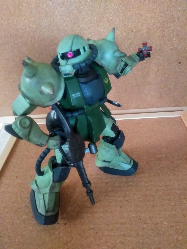 ハイ！｢J型に付属のクラッカー｣を投擲です😤このキットは元は｢シャア専用｣だったのですが、量産カラーへ塗り替えました😁　　　　　　　　なので、地上設定なのに｢S型❓｣と成るかもですが ソコはソレ　　　　　　　　　　　　　　　｢ガルマ様のザクはFs型｣ の前例と同じ　　　　　　ニュアンスと 云うことで😋　　　　　