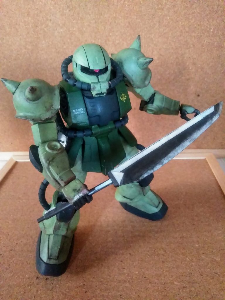 と、云うワケで｢首斬り包丁｣を抜刀です😂　　　　　　　ご覧の通り｢手造り感｣が満載です🤣　　　　　｢UP主｣の技量なので｢お赦し｣を😔　　　　　　　　　　何故｢首斬り包丁｣なのか❓　　　　　　　　　　　　　ソレハ、首の様な華奢な関節に斬り込んで、『破断→機体は行動不能→パイロットは脱出→マンマと機体を確保する』と、いう　　　　　　　寸法です🤣🤣🤣　　　　　　　　　　　　　　まぁ、貧乏部隊に良く在る｢日常的な風景｣　ですね😆