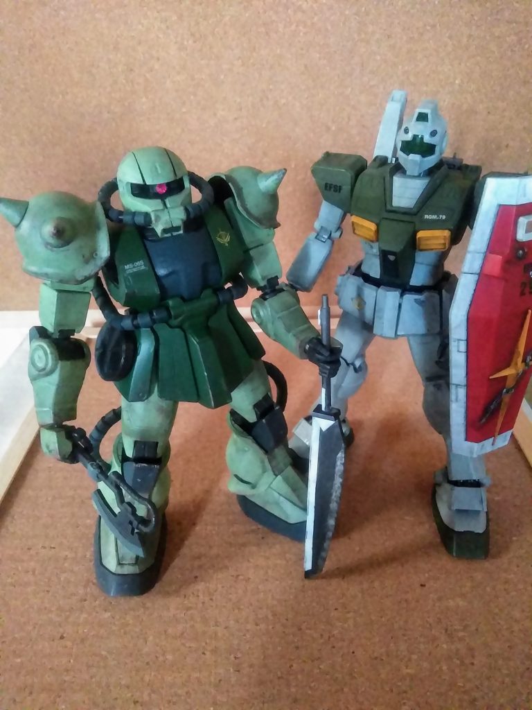 ハイ。何時も通りに並び立ち🤗　　　　　　　　　　　　チャンと｢ジム｣の方が背が高いのが　　　　　　　　　　ナンダか嬉しい🎵😍🎵しかし、撮影が下手なせいで｢ザクが頭デッカチ｣に見えてしまいます😏　　　　　　　　　　　　　　　　　　それはサテオキこの子も関節は固着しまくり😣　　　　　　　　　　　　　　　                   今回も・・・ヤッパリ・・ダメだった・・・😔💨　　　　　　　　　　　　　　　　　　　　《ike_k5さん》今回もありがとう　　　　　　　　　ございました。　　　　　　　　　　　　　　　気になる《ike_k5さん》の投稿記事はコチラ                                 ↓                                                          https://gumpla.jp/hg/1696486