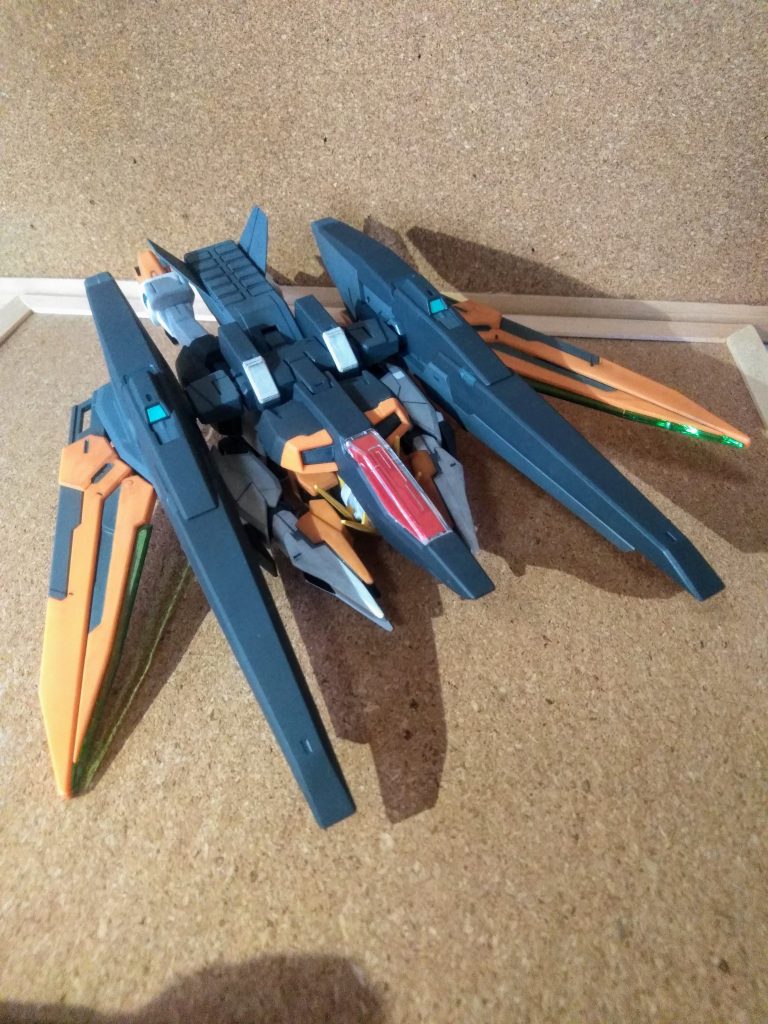 で、「キュリオスの後継発展機」なので 当然 「飛行形態へ変形」します🤔 まぁ、何時もながらの「畳んでひっくり返す」みたいな簡単パターンですけどね😁