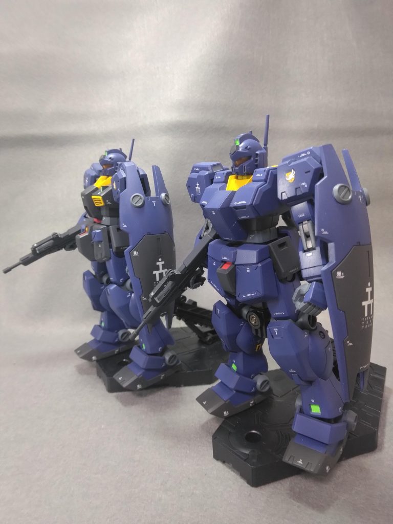 先の素体と。デカール類は、統一感出るよう基本同じに。撮影ブース、照明は、100均で揃えましたが、白飛び、テカリ等、難しいですね。ポーズも、塗装ハゲそうで、動かせません。