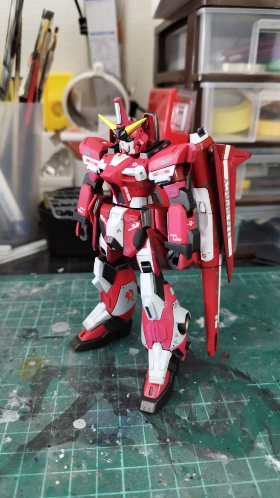 デカール貼って最終的にこうなりました。デカールは何かのガンダムのデカールを使用してます。いつもはマクロスデカールにて仕上げるのですが、マクロスデカールが尽きてしまったので・・・ということで、よくわからん仕上がりになりました!最後まで、ご覧くださりありがとうございました!