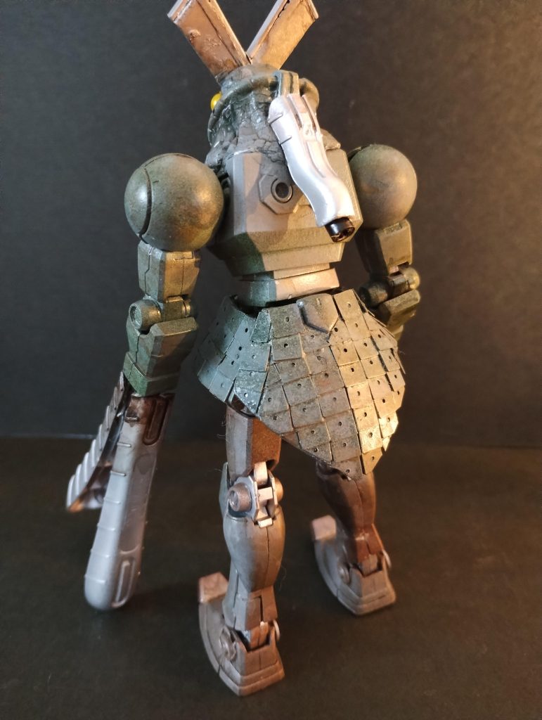 背面から。腕に使用したカミソリの柄の残りをスラスターっぽく取り付けました。