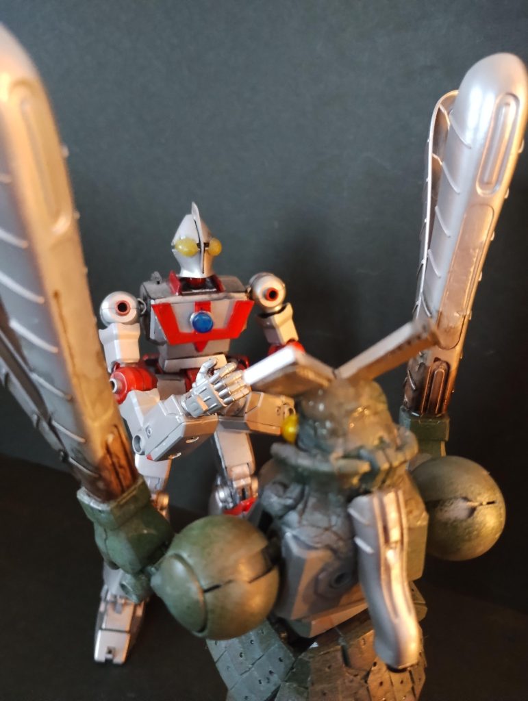 しかしシェルビーには通常兵器は通用せず、分身と見まがうような高速移動をするのでウルトラガンダムも苦戦した。頑張れ、ウルトラガンダム！