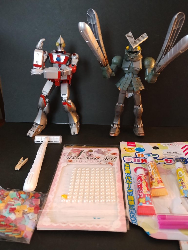 使用した100均の素材と。（木製の洗濯ハサミは両腕のハサミの根元に使用しています）余談ですが若きシャアがこのシェルビーに乗っていた（但し専用では無い）という空想の設定をしています。シェルビーに乗るアズナブル、、、、アイドルでも探すのだろうか。