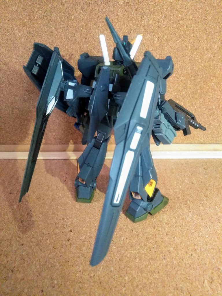 ハイ。「高機動ユニット」              背部とサイドアーマーへ設置です😁        「セシリス少尉は元 ダディズフィスト中隊長」が「養父」でした😊                 その「養父」は「ルッキールー中隊」との交戦で戦死😭                      「養父」を心の底から慕っていた彼女は         「ルッキールー中隊」に復讐を誓っています😔