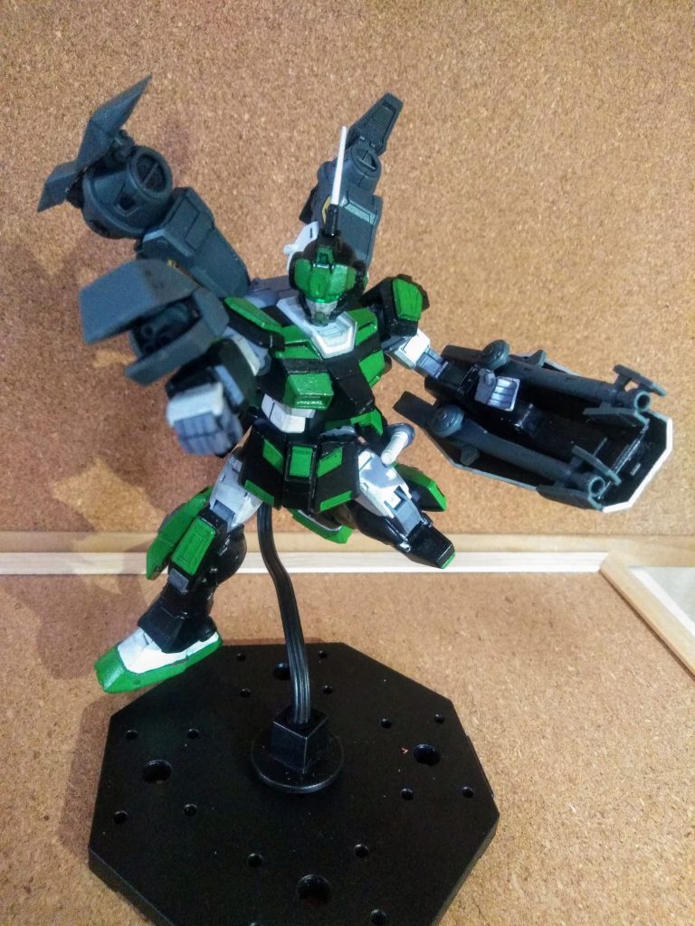 彼はこの後 連邦軍を脱走😲            更に「ルッキールー中隊 天斗中尉」に          絡んで来ます🤫                       「腕部 3 連ガトリングガン」を追加😍