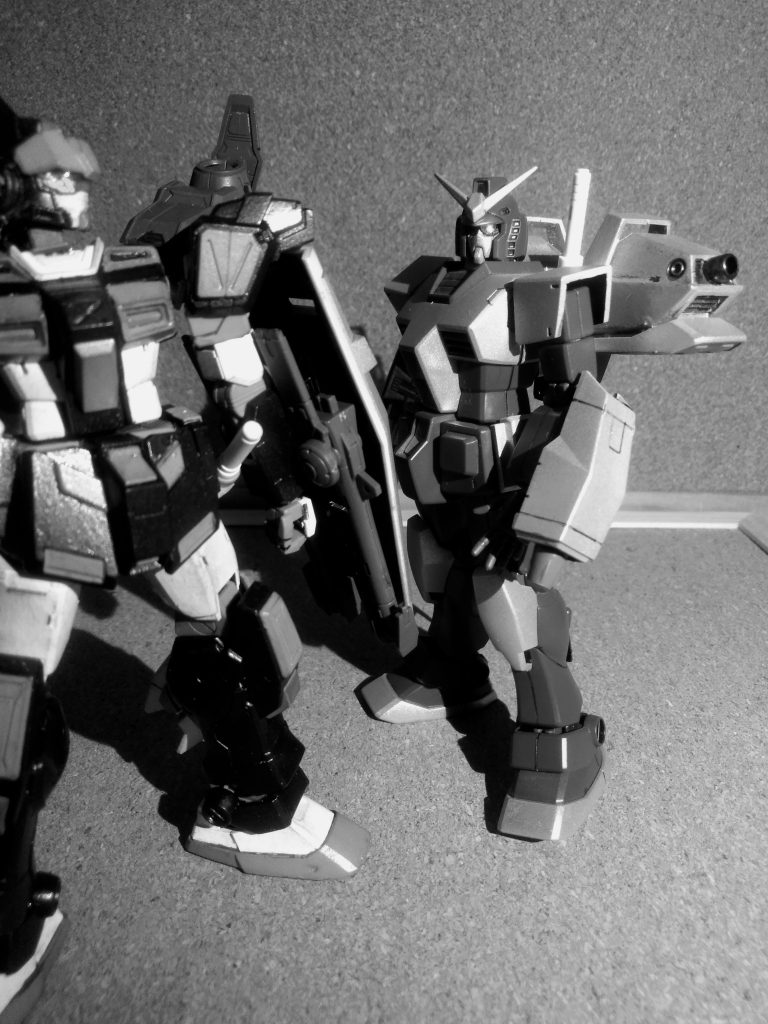 そんな中「クロマ中尉」は謎のMSと接触             機体には