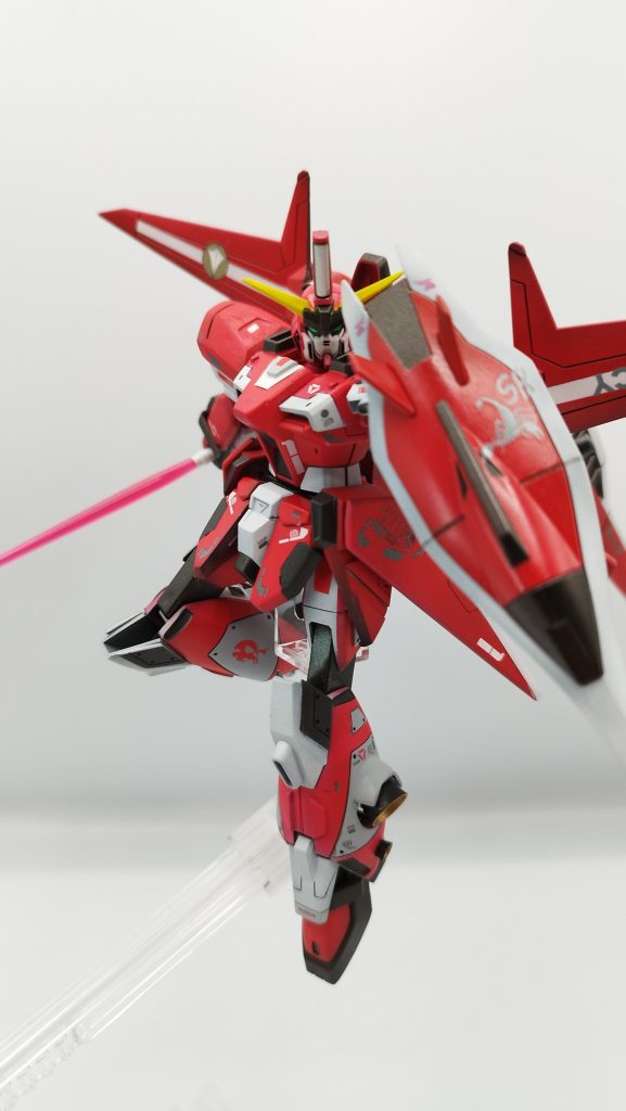 ミリア機風ということで、赤と白で基本塗装したのですが、セイバーガンダムの参考色と同等だったためミリア感が薄れております。黒が入ったからかな?