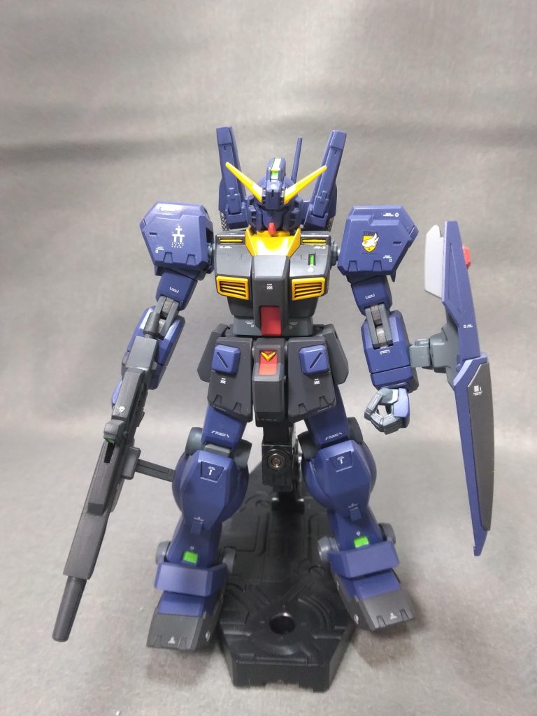 正面から。MkⅡのシールド取り付け部の厚みが、正面から見ると気になりますが。