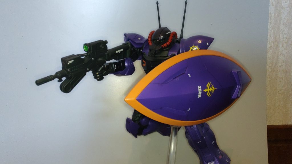 ジャンクから持ってきたゲルググ盾。ジョイント部分が無い為に持ち手とホールド(?)を自作して持たせています。ライフルは柄の部分をザクマシンガンMMP-78から持ってきたもの。ザクだけどビーム兵器使えます。