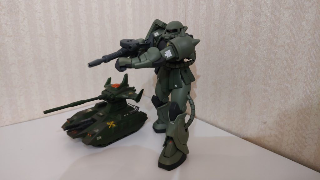 奥に配備してサポート役。ザクの武装の中でマゼラ・トップ砲が一番好きだったりします。いずれザクタンクも完成させて駐屯地ごっこをしたいです。