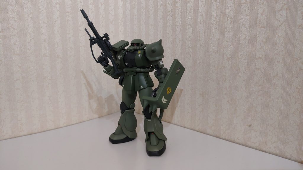 下地はサーフェイサーエヴォシルバー。全体的に暗めの色で塗装しております。スパイクシールドははるか昔の旧ザクから拝借。