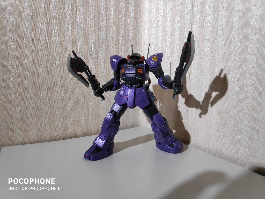 アクトザクと言えば専用ヒートホーク2刀装備。ザクIIが装備しているヒートホークに比べかなり大型化しています。おそらくジム程度なら掠っただけでも致命傷でしょう。格闘兵器はビームサーベルも付いてきますが、こいつに一番似合う装備がこの2刀斧だと思っています。