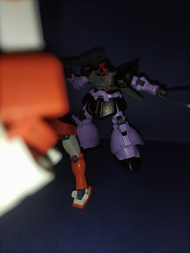 この画像は、カイパーのドムがジム・ライトアーマーを一刀両断した瞬間を僚機が撮ったものである。エース用MSと真正面から闘い、撃墜したことから彼の操作技術の高さが垣間見えるだろう彼自身はMSでの斬撃戦を得意としており、「斬撃で 俺が勝つぞ 誰にでも」が口癖だったという