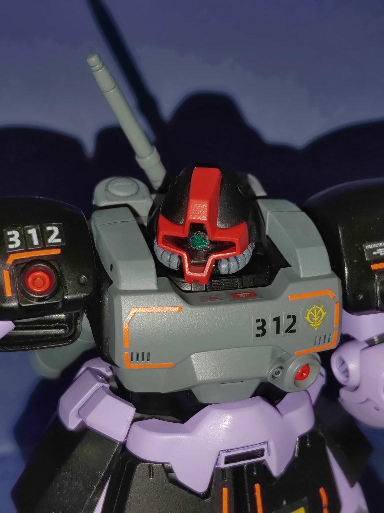 ところで、彼のドムの特徴の一つとしてヒートサーベルの懸架位置が挙げられる。初代リック・ドム同様に背中で背負う形式を採用している「バーニアを塞ぎたくない」という彼の要望により、バックパック中央にマウントラックが新設された