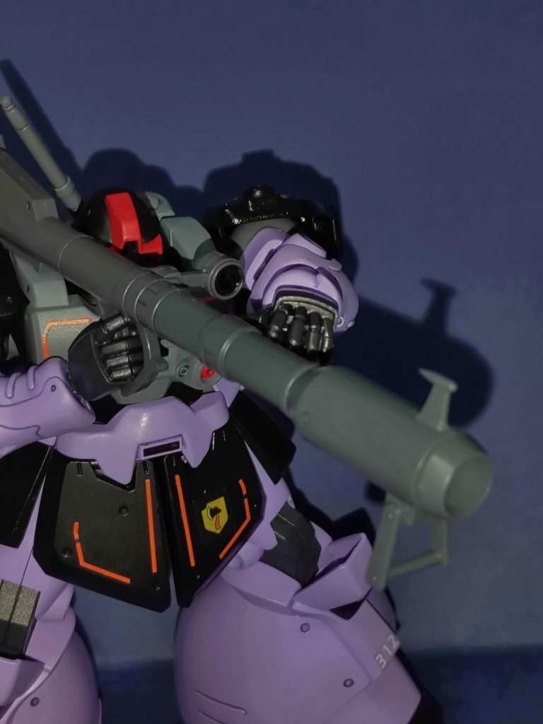 ジャイアント・バズを構えるドム。彼のドムには、単機でサラミスを4隻も仕留めた映像が遺されていた照星が真上に備えられている点以外は初代リック・ドムのそれと変わらない。工廠によって外見が異なっていたのだろうか?