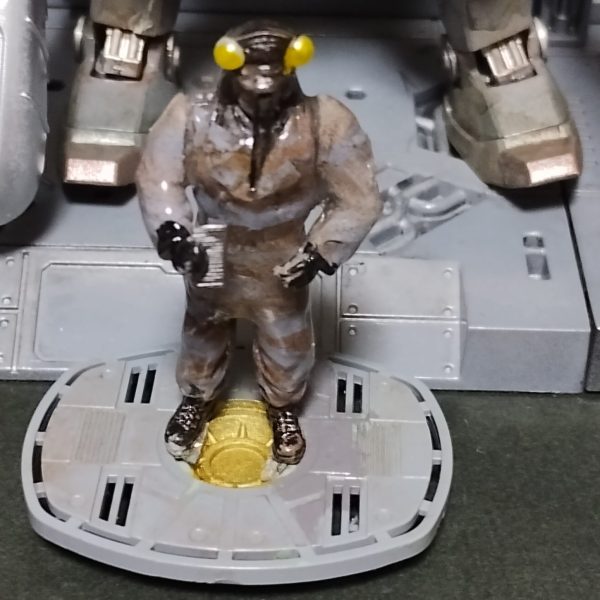 ゾックの足は台座になる（モデル：外星人シェルビー）