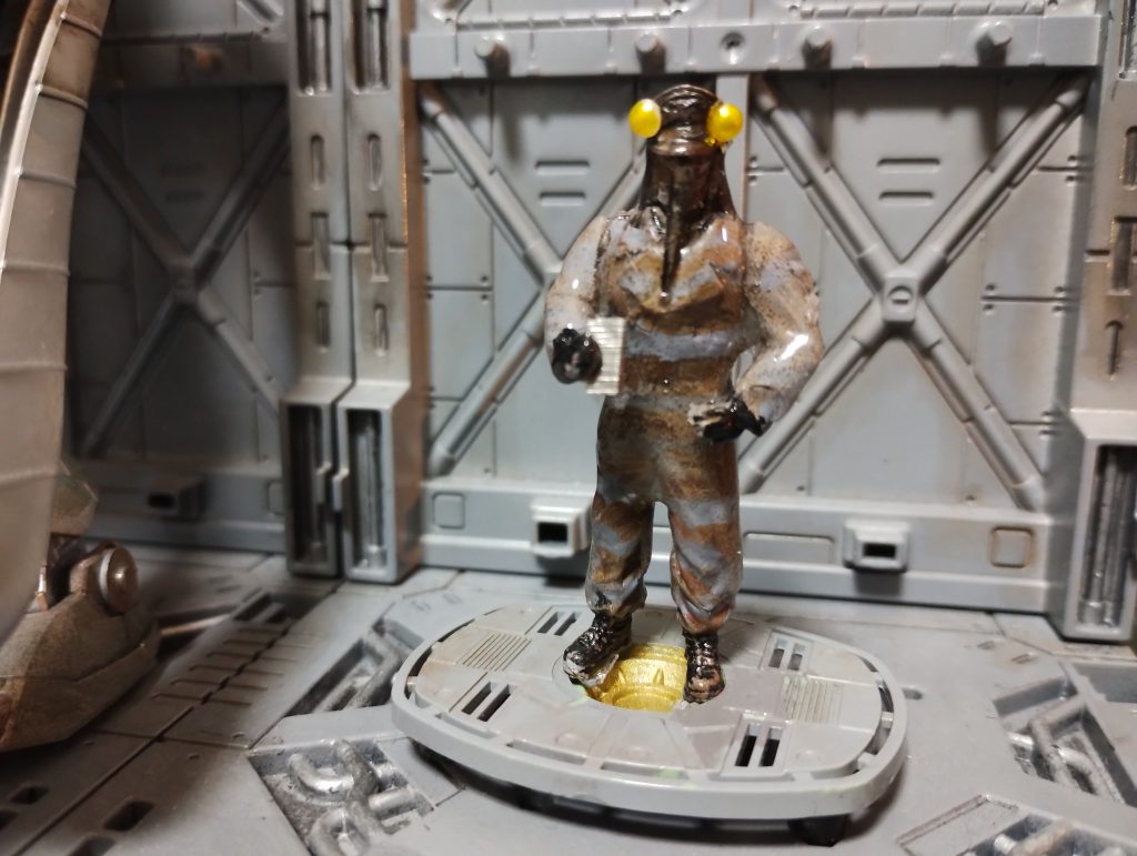 1/35ミリタリーフィギュアを改造した外星人シェルビーという空想です。蝉っぽくしたかったのですが上手くいきませんでした。手には「エヌパライザー」という万能操縦機を持っています。これでモビルスーツの簡単な操縦も可能だ！