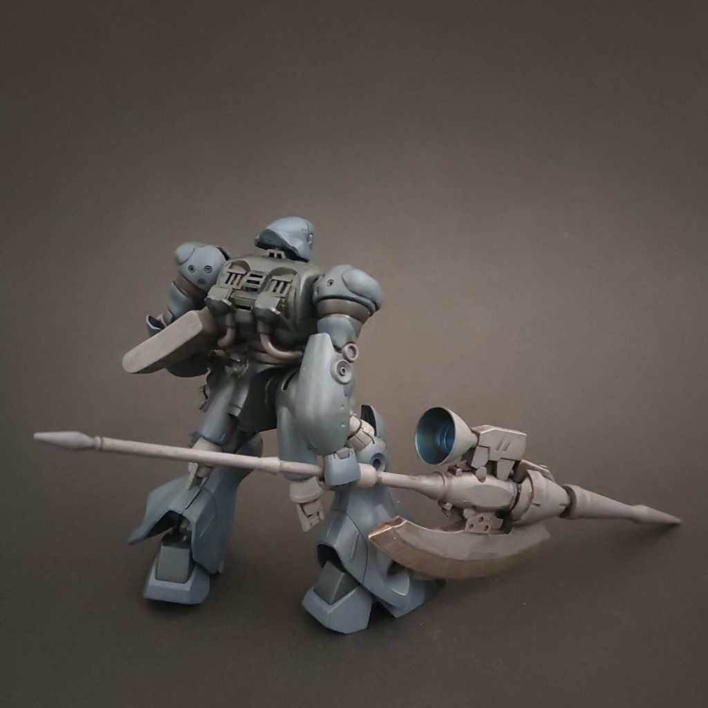 ミサイルポットを背負わせるときに邪魔だったため背中はもいだので、雰囲気でプラ板工作しておきました。