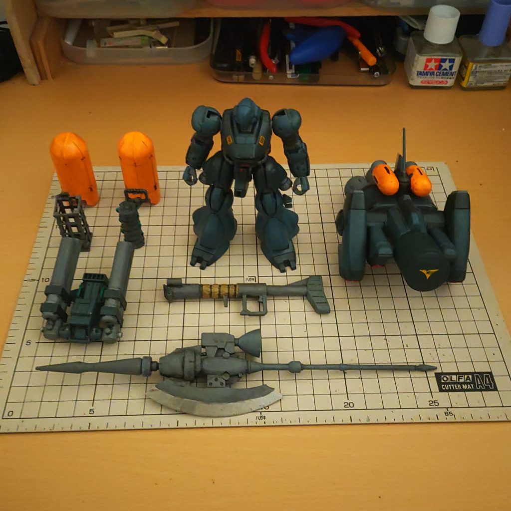 腰に付ける前掛けは魚雷発射管だと思われます。主な装備理由は背負物に対するカウンターウェイトですw塗装はタミヤ水性アクリル筆塗りで、汚しはウェザリングマスターです。