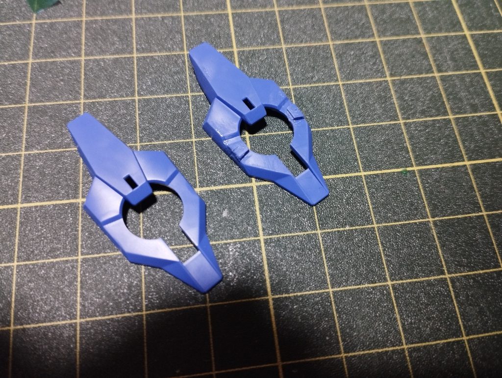 ランナープラ板でのディテールアップの様子です。左がビフォーで右がアフター。上手くいったと思います。