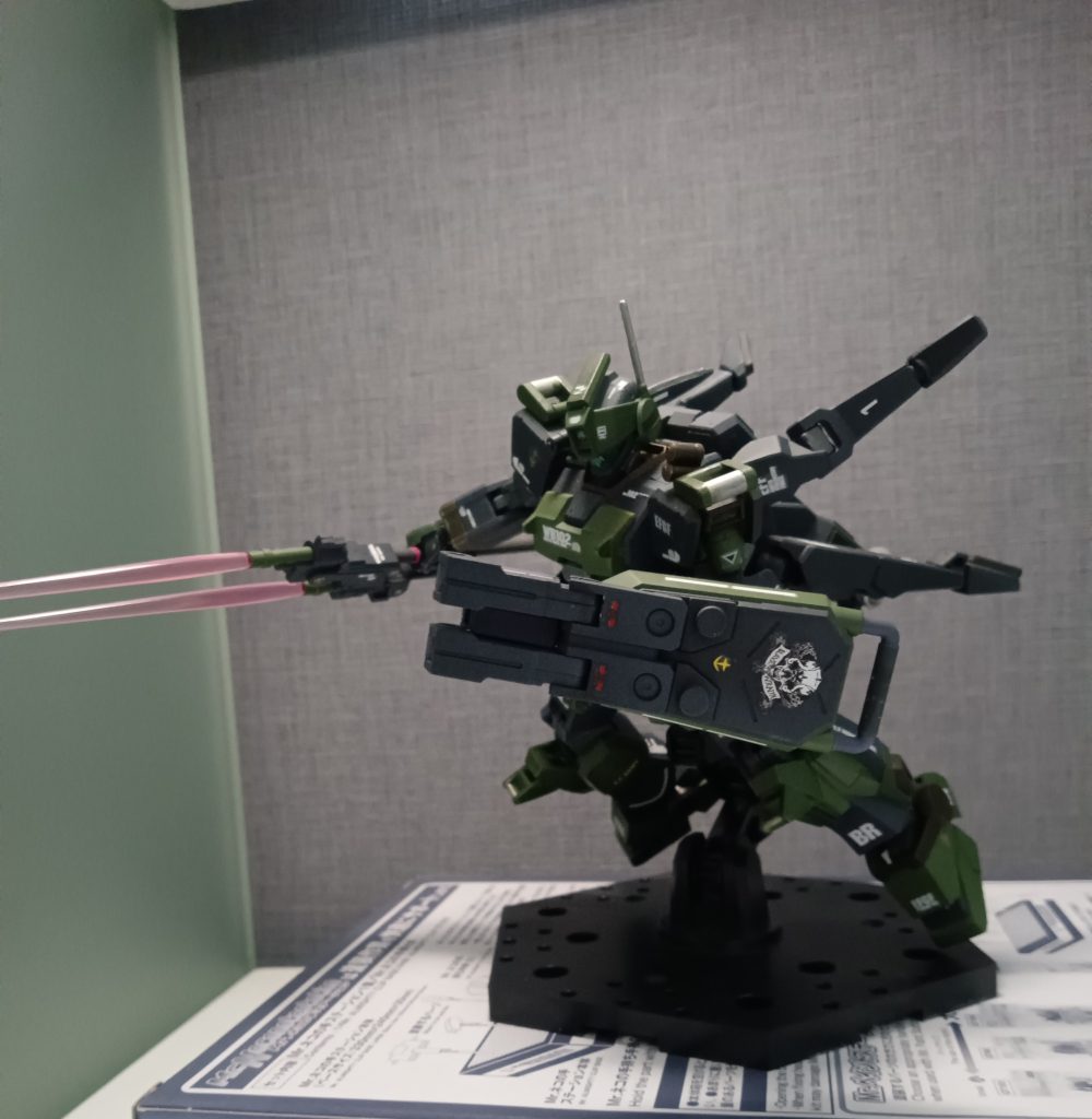 腰にツインビームスピアをマウント