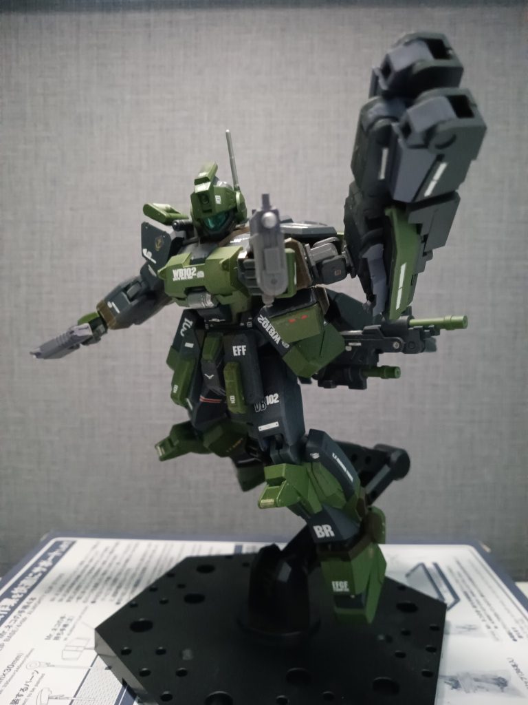 腰にビームピストル内蔵