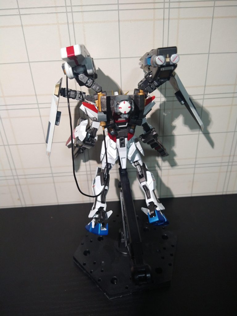 バックショットはこんな感じ。当初はそれぞれのキャノン砲の懸架アームが独立していて安定しなかったのですが、間をつなぐことで安定させました。ちょうどビームキャノン用のエネルギーパックをどうするか悩んでいたので、橋渡しするブラケットに取り付けました。