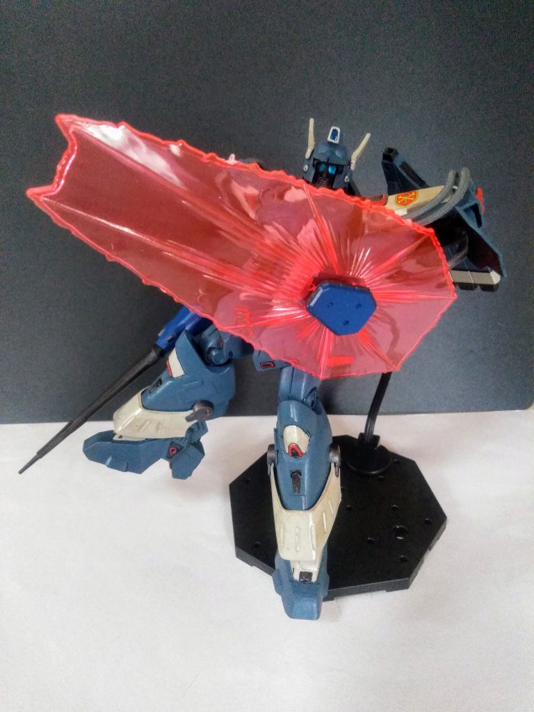 何時もの様に「ビーム シールド」展開❗❗四角く展開するから「デナン・ゾン」より 守備力が高そう🤔 「連邦の物質的なシールドとC.Bの ビームシールド」圧倒的な技術力差を 観せつけるのに「Nice😆👍✨」な演出 ですよね😃