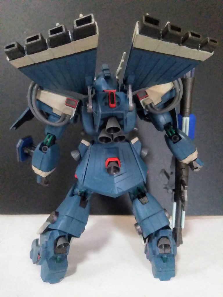 「シェルフノズル」の下(裏?)はコンナ感じです😁 スラスターがイッパイ付いてますね🧐 「デナンゾン」程では在りませんが 「スラスターが多い」のでヤッパリ塗り分け が面倒くさい😭