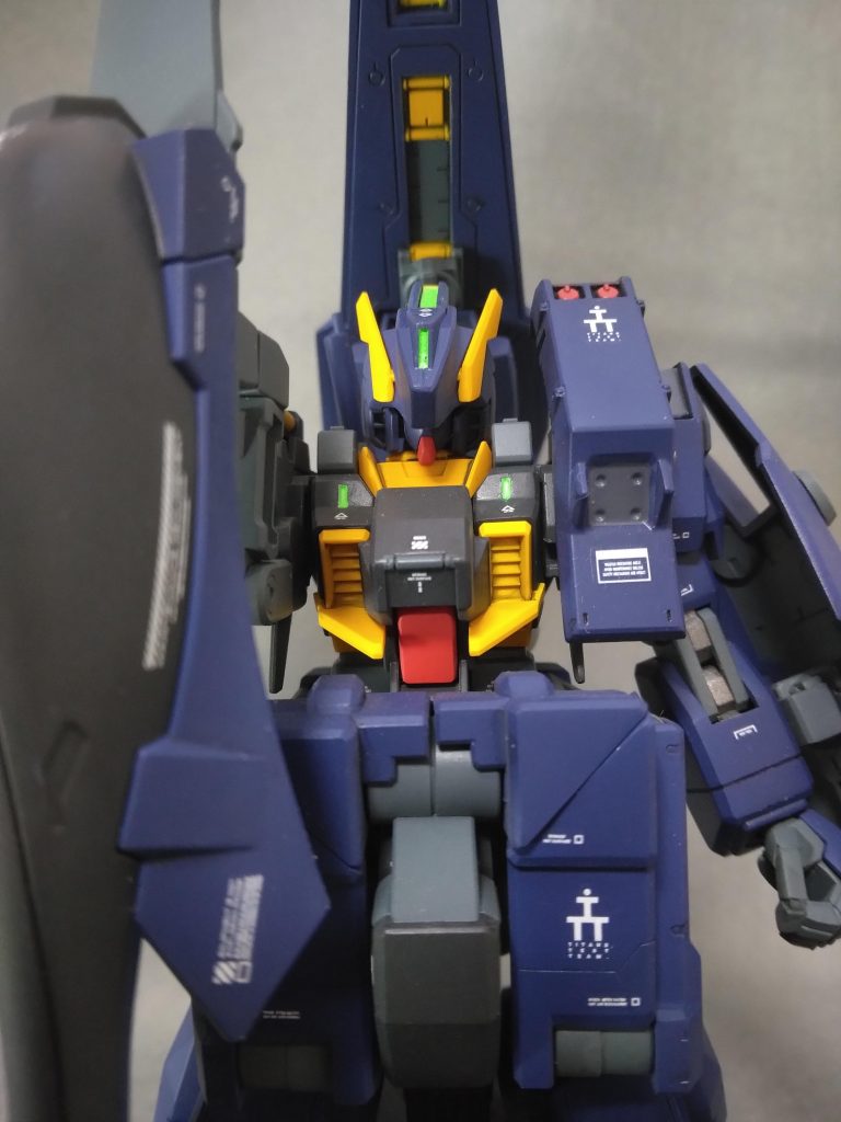 正面アップで。ブースターシールドの二本のバーの内側の四角いところ、HGの箱絵は、黄色ですが、何かの絵でグレーのもあったような。