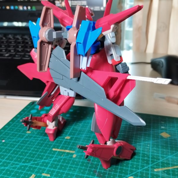 Hello guys, I still haven't continued my TR-6 woundwort yet but I do have a new build that i only need to paint left, planning to paint these 2 at the same time maybe next year!やあ、みんな。僕はまだTR-6ウインドウォートに取り組んでいて、ガンダムアルケをベースにした新しいビルドがあるんだ。（2枚目）