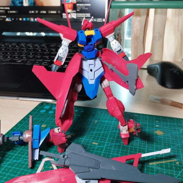 Hello guys, I still haven't continued my TR-6 woundwort yet but I do have a new build that i only need to paint left, planning to paint these 2 at the same time maybe next year!やあ、みんな。僕はまだTR-6ウインドウォートに取り組んでいて、ガンダムアルケをベースにした新しいビルドがあるんだ。（3枚目）