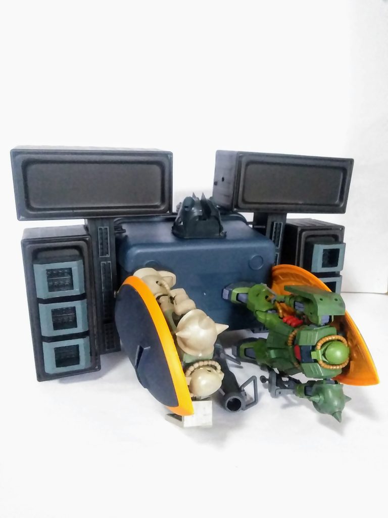 この「防衛戦仕様機体」は            ジオン軍の『キョウ科学者養成機関       《ヤッベエーナココ》』出身の        《コンテナシ・カカタン技術大尉》       (妄想 コンテナ大好き博士) 発案、設計の        拠点防衛用兵器 と成ります😆                     因みに背部「ウェポンベイ」には「ザク クラス」のMSを2機 格納可能と成っております😤 それと下部「S 社制 サイドコンテナ」に              「D 社制 大型スラスターノズル」を                       六基設置して有ります😄                 「DSO BLKプロジェクト」再発動です😋