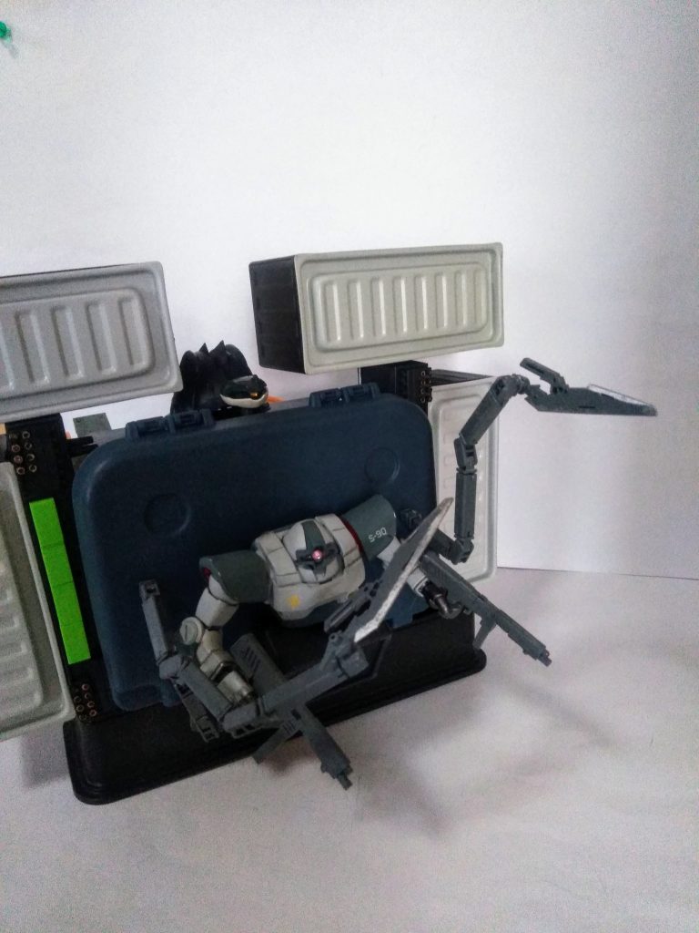 機体制御は「 S 社制コンテナ本体基部の           上部にある管制ブロック」と「ドム」の                 複座形式で行います😤                     接近格闘兵装として「ザクレロの鎌」を     発展強化した「サイズアーム」を一対装着😄          発案、設計は《チニウ・エテルゼ技術大尉》(妄想 刃物大好き博士)と相成ります😂