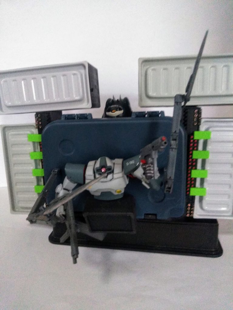 射撃武装として                   「D社製 25連装ミサイル ランチャー × 2」             「D社制 8 連装ビームサイト × 4」          を装備しております😄             因みに「ドムの腰部」にある黒い箱は        《ビー・ムハキ・カン技術大尉》       (妄想 バリア兵器にはロマンしかない博士)           発案、設計、S社制作による             「ビグザムの I フィールド発生機の       発展強化版」で在ります😂