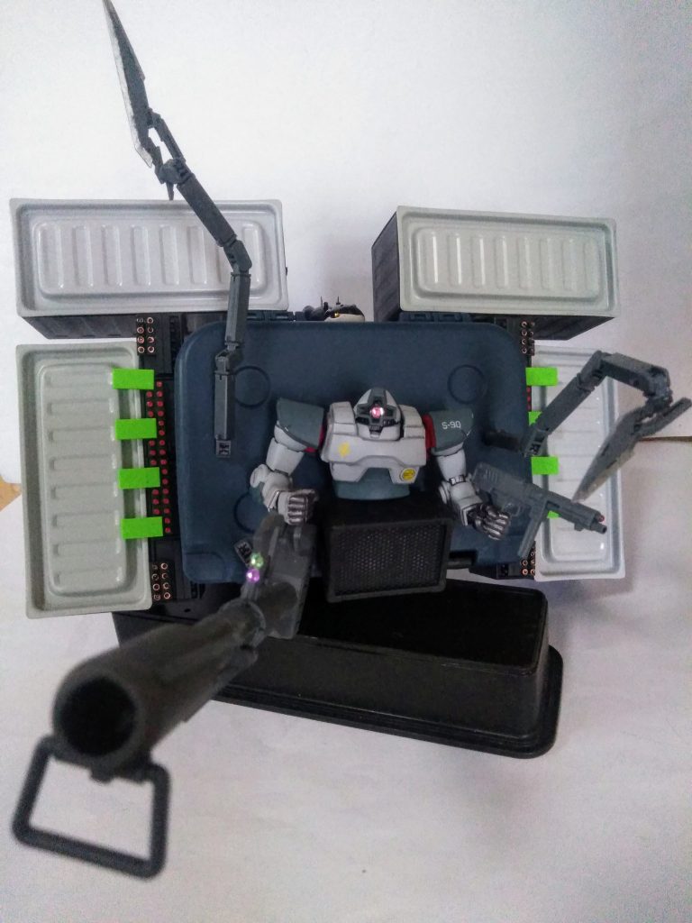 そして、本機体の最強火線砲となる       「3600mm長射程高エネルギービーム砲」  《タイ・カンキョホウ・シュギ        技術大尉》(妄想 日本帝国軍の戦艦って            カッケー博士) が、発案、設計しております🧐 「ジャイアント・バズ」に似た風貌なのは《タイ大尉》のご愛嬌😍