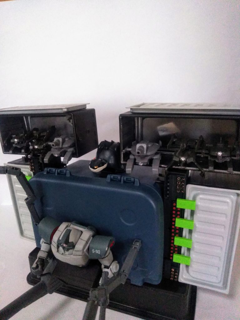 此処からがこの機体の最大アピールポイント😤                    上部「S 社制 コンテナ」には             「モビルポッド オッゴ」のデータを元に     《エコノ・ミスト技術大尉》(妄想 資源は 大切にしなきゃいけないぞ!博士)が           発案、設計した「戦闘用 モビル ワーカー」を 「 3 種  × 2機」収納。各種戦闘に対応します😁