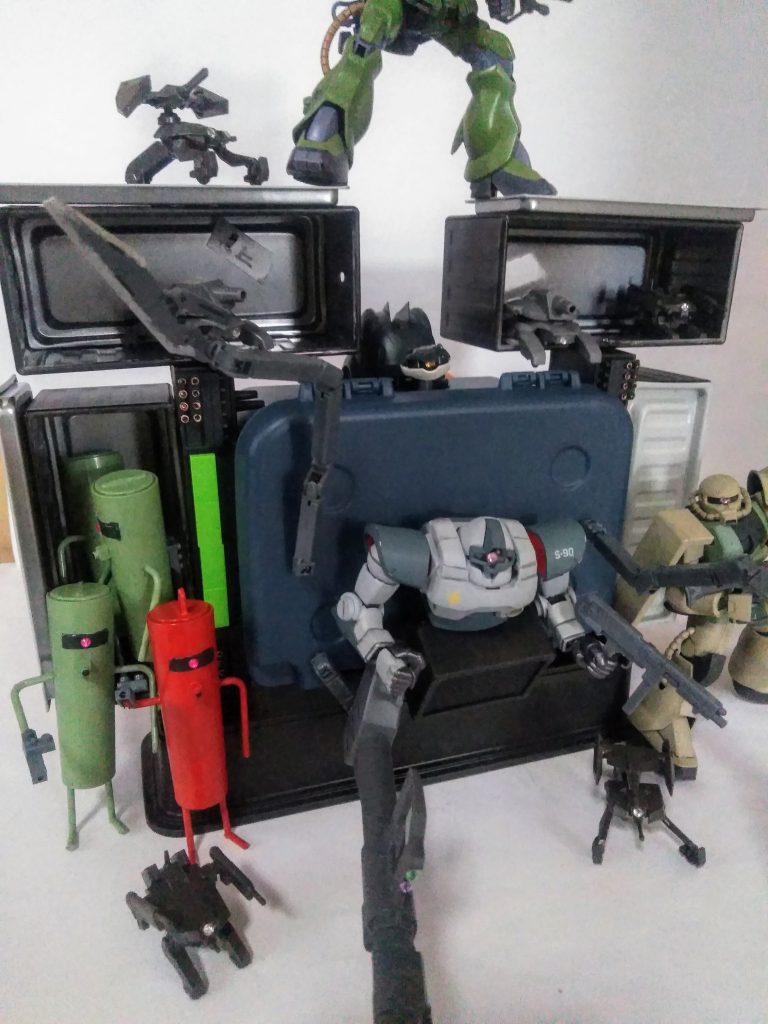 下部右舷「S 社制 サイドコンテナ」には     《エコノ大尉》が又も発案、設計した       「超量産型MS サク Ⅱ F 2 」を「最大 4 機」まで       収納可能です🤣