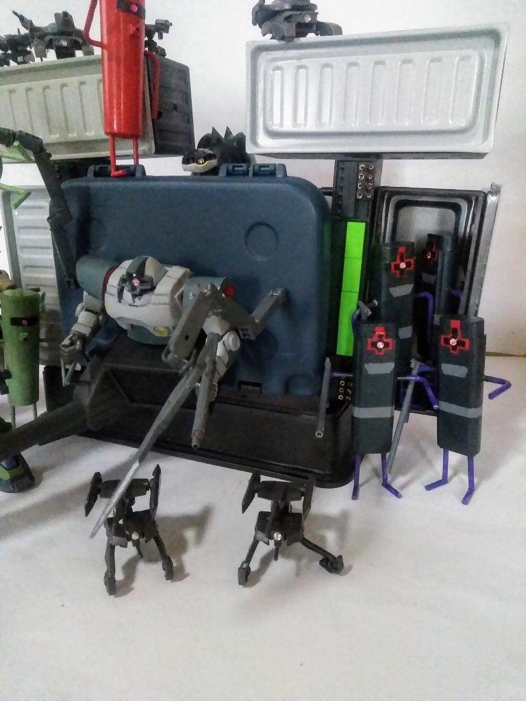 下部左舷「S 社制 サイドコンテナ」には     なんとか最終局面に間に合わせる事が出来た又又《エコノ大尉》が発案、設計した       「超量産型重MS トム Ⅱ (ツヴァイ) 」を     「最大 4 機」搬入可能です😂🤣