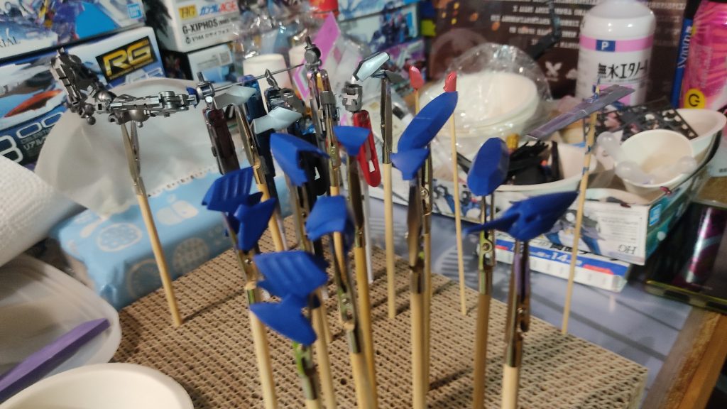 唯一撮ってた塗装中の光景この時の時間が楽しくって、平日寝る前の時間をほぼこれに使ってました笑 ここに動画視聴を組み合わせると最強です。以上です。色々と初挑戦なことがいっぱいあった作品でしたが、 満足いくものに出来たかな?と思います! まだまだ荒が目立ちまくりですが少しずつ練習していこうという気にさせてくれました。長文でしたが、見ていただきありがとうございました。最後に、練習台になってくれてありがとうジークルーネ。 手の件は忘れてくれ。