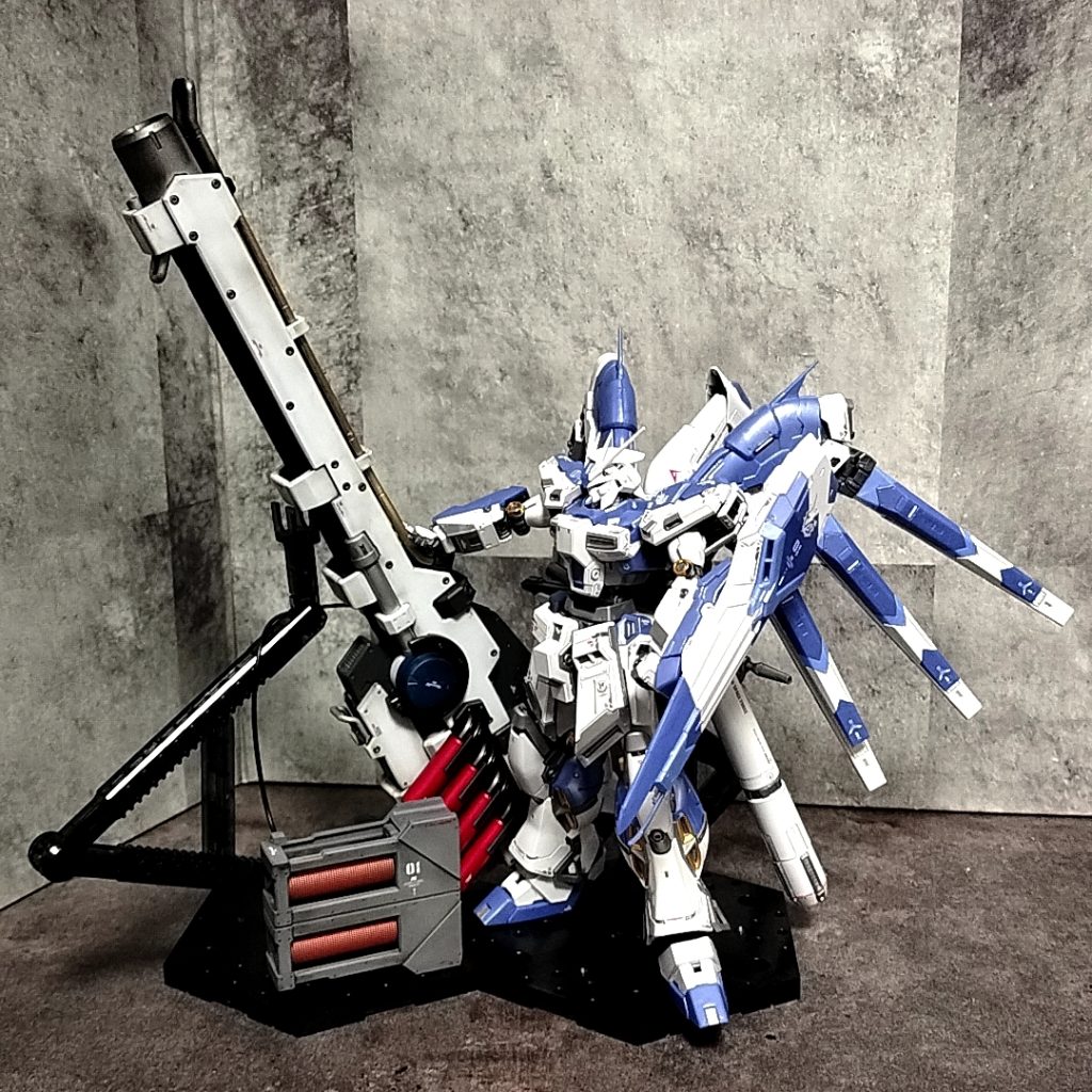 プレバンで再販された2次発送分のハイパー・メガ・バズーカ・ランチャーの到着を待ってから制作開始。組むのを楽しみにししていたキットだったので丁寧に作っていたら2ヶ月かかってしまいました。色々なポージングを楽しみたかったですが、塗装剥げると嫌なのでこのポーズで固定して飾ろうと思います。強者の貫禄を感じる一番気にいった立ち姿です。