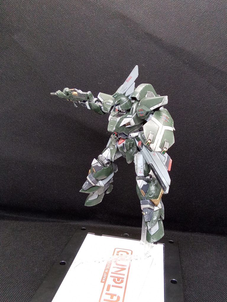 ドレッドノートも古いキットの為 可動域がそれほどよくなかったので股間部の改造をして可動域を広げていますボディを少しだけ大型化した結果 全体のバランスが悪くなったので全体のシルエットを調整しています